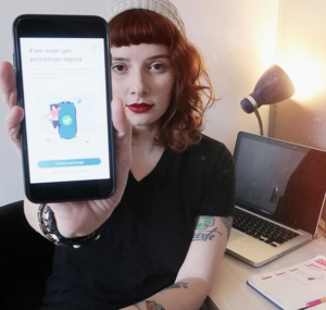 Mulher segurando celular mostrando aplicativo na tela